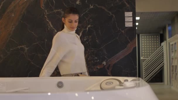 Професійний дизайнер з хвостом дивиться на велику ванну — стокове відео