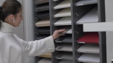 Kablosuz kulaklıklı genç kadın gri Matt Fayansını aldı