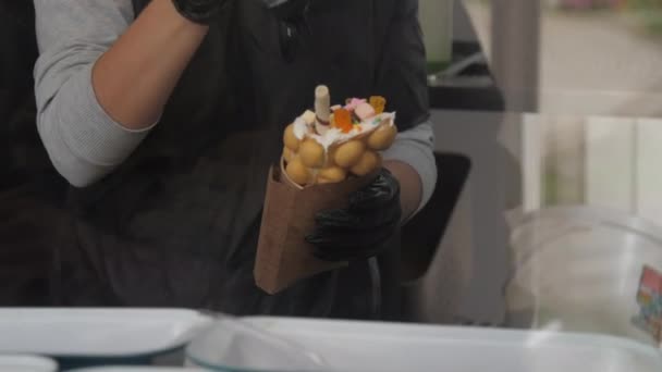 Pessoa derrama xarope de chocolate na sobremesa em wafer coreano — Vídeo de Stock