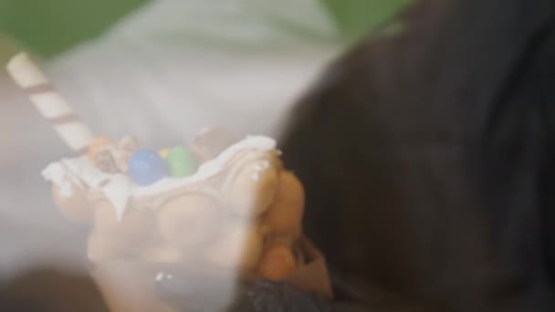 Femme met des guimauves sur une plaquette coréenne avec de la crème — Video