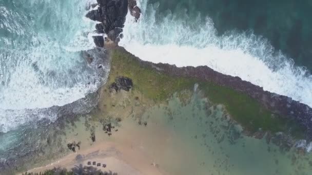 Óceán hullámok fehér hab roll sárga homokos strandon — Stock videók