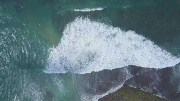 Stora havsvågor med vit skumrulle på gul strand — Stockvideo