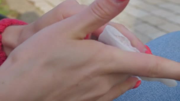 Mujer con manicura limpia los dedos con toallita húmeda de cerca — Vídeos de Stock
