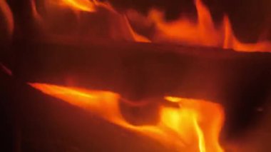 Şöminede sarı ve turuncu renkli büyük ateş