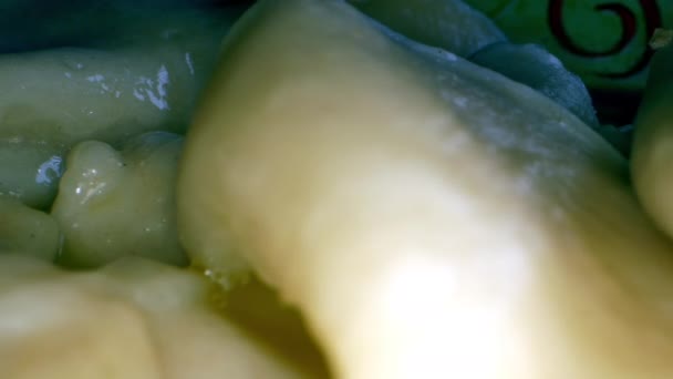 好吃的饺子在盘子里的黄融化的黄油里 — 图库视频影像