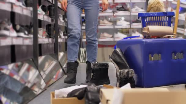 Покупатель в джинсах в голубой джинсе гуляет по универмагу — стоковое видео