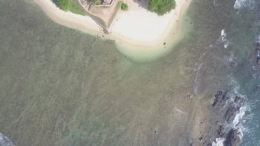 Deniz feneri ve deniz kenarındaki Galle Kalesi 'ndeki kırmızı çatılı binalar.