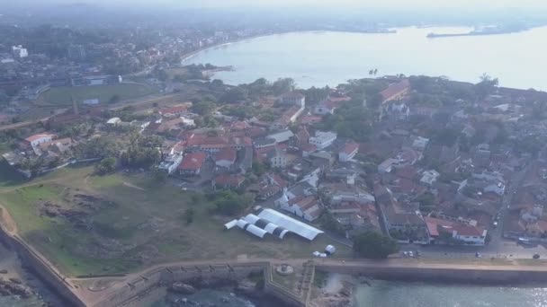 Small town at ancient Galle Fort near tranquil sea bay — Stock Video