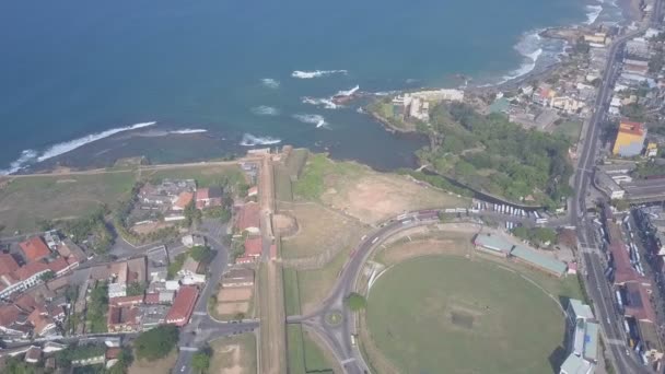 Tarihi Galle Kalesi ve okyanusu yakınlarında yuvarlak arazi ve yol — Stok video