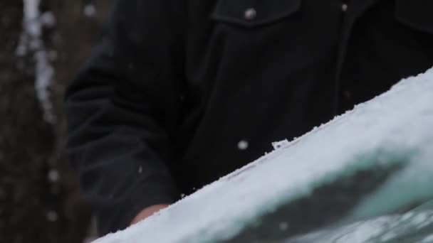 Mano hombre apresurado sostiene rascador de hielo y limpia coche eléctrico — Vídeos de Stock