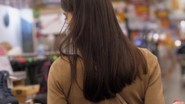 Mujer joven sosteniendo cesta de la compra azul con perro peludo — Vídeos de Stock