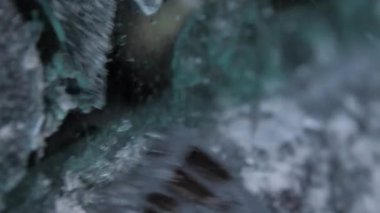 İnsan ıslak buzdan elektrikli araç camını temizler