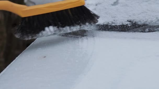 Πρόσωπο χέρι καθαρίζει πάγο από λευκό ηλεκτρικό όχημα κουκούλα — Αρχείο Βίντεο