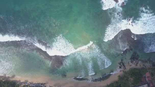 Branco espuma oceano ondas rolo na praia de areia amarela — Vídeo de Stock