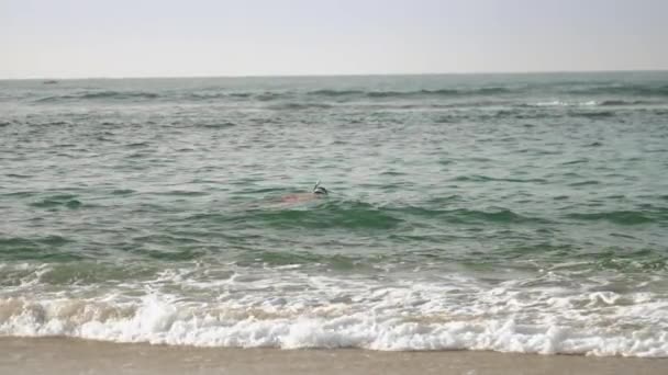 Κυματίζει μπλε θάλασσα με τον άνθρωπο εξάσκηση ψαροντούφεκο ενάντια στον ουρανό — Αρχείο Βίντεο