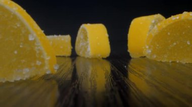 Limon dilimli ve şekerli leziz marmelat.