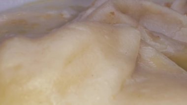 Lokantada beyaz renkli lezzetli hamur tatlısı var.