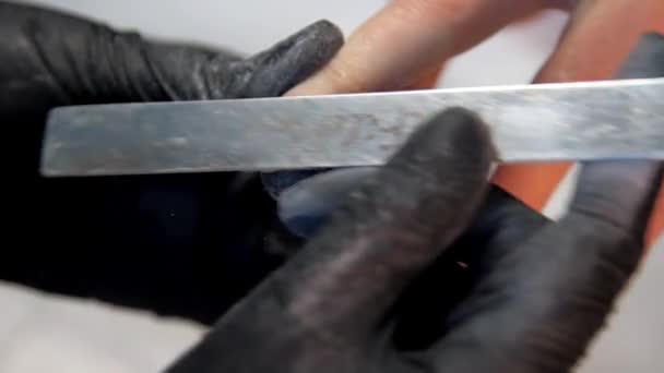 Professionele manicure in steriele handschoenen bestanden vingernagels — Stockvideo
