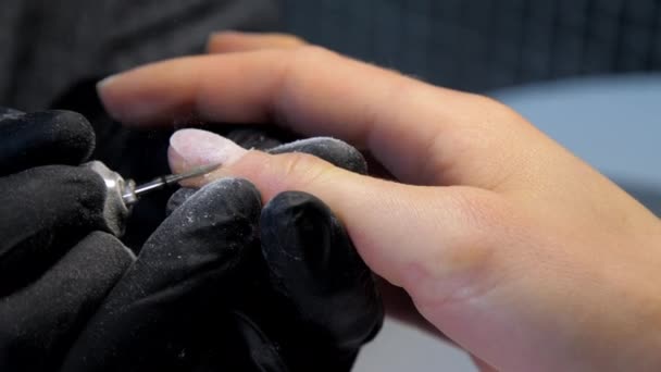 Manicurista in guanti sterili rimuove cuticola dalle unghie — Video Stock