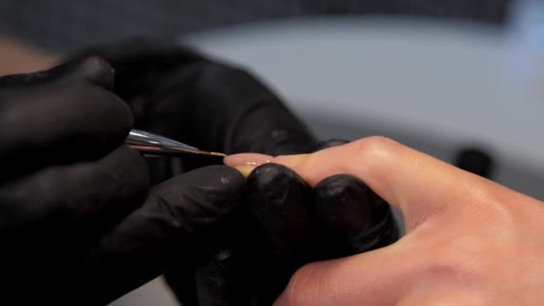 Esteticista experto en guantes colores borde de la uña con gel — Vídeo de stock