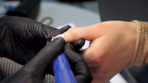 Manicura profesional en guantes sostiene cortador de fresado — Vídeos de Stock