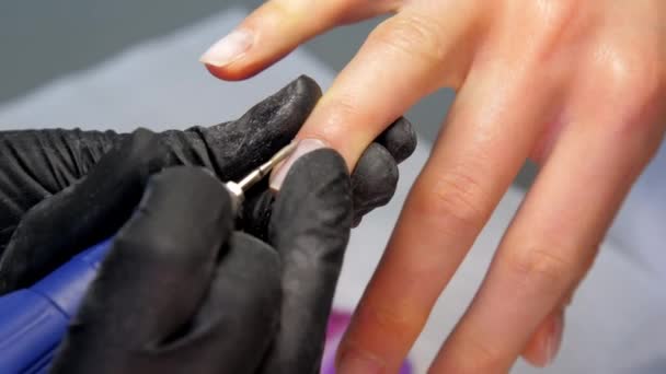Skilled manicurist removes cuticle with milling cutter — Stock Video