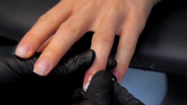 Manicure experiente limpa unhas senhora com desengraxador — Vídeo de Stock