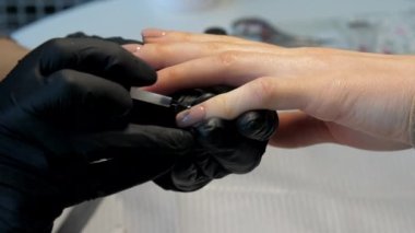 Profesyonel güzellik salonu çalışanı eldiven giyer.