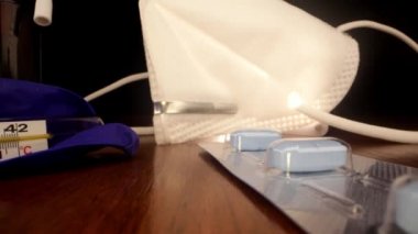 Steril maske ve eldivenler antibiyotik ve şırınga masasında.