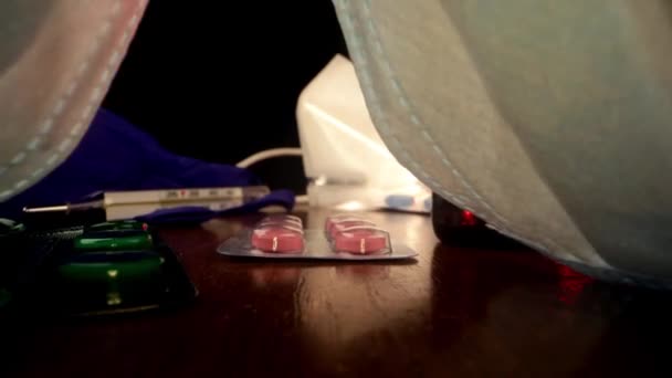 Různé kovid ošetřování nástroje leží na hnědém dřevěném stole — Stock video