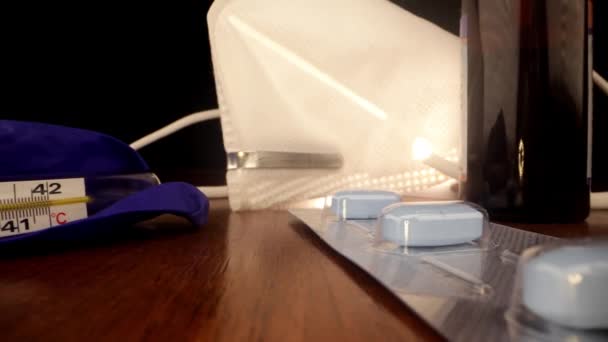 Witte respirator ligt in de buurt van antibiotica en siropen bij het vaccin — Stockvideo