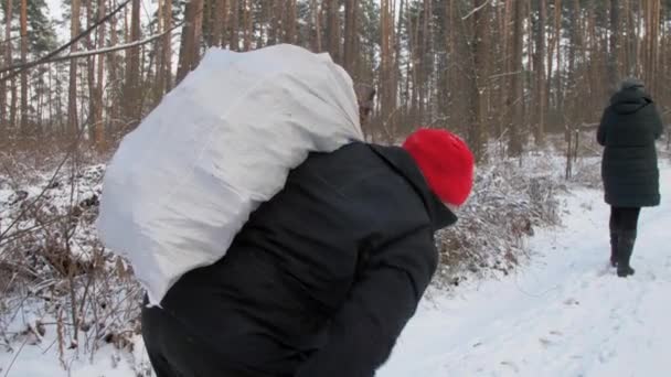 Mujer joven y hombre de edad con gran caminata bolsa blanca — Vídeos de Stock