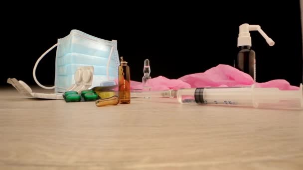 Gants stériles tombent sur la table avec flacon vide et seringue — Video