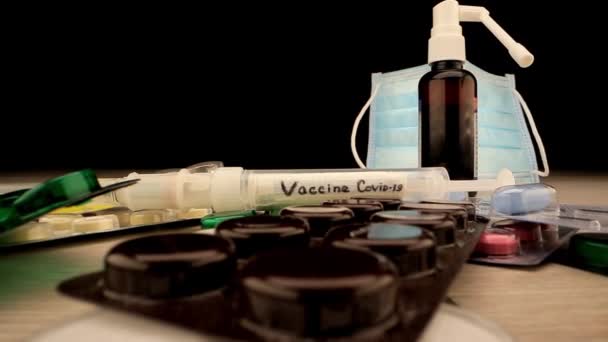 Antibiotica en pijnstillers surround injectiespuit covid vaccin — Stockvideo