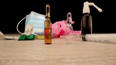 Antibiyotiklere karşı farklı aşı şişeleri masada duruyor.