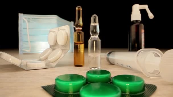Verschillende geneesmiddelen voor coronaviruspreventie liggen op tafel — Stockvideo