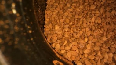 Metal fincanda kahverengi kahve tanecikleri.