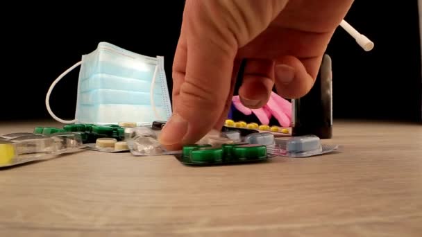 Досвідчений вчений забирає таблетки і кладе шприц — стокове відео