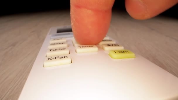 Person finger presses κουμπιά στο τηλεχειριστήριο — Αρχείο Βίντεο