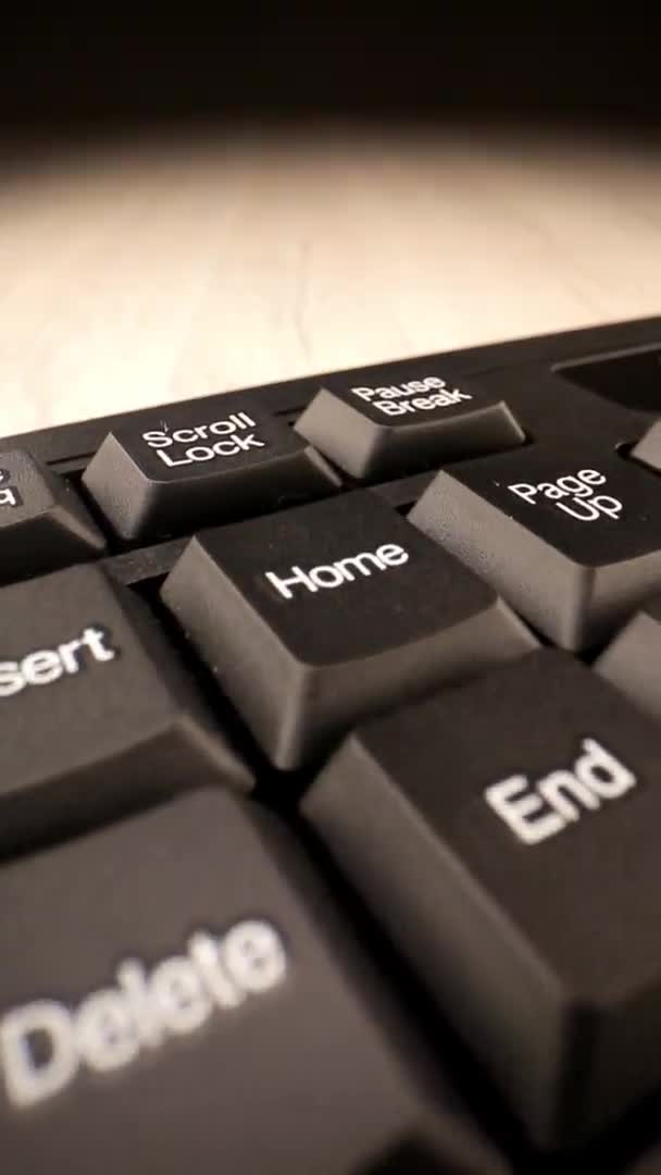 Dedo da pessoa pressiona pausa branca preta pausa no teclado — Vídeo de Stock