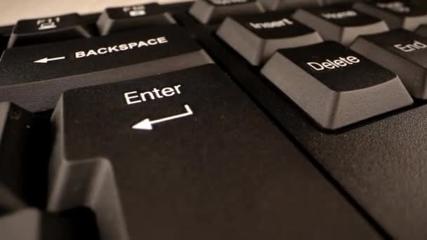 Doigt appuie et maintient grand bouton d'entrée sur le clavier — Video