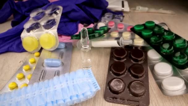 Vaccin in transparante flacon stand by pillen maskers en handschoenen — Stockvideo