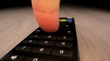 Kişi parmağı farklı renk ayarlarına basar