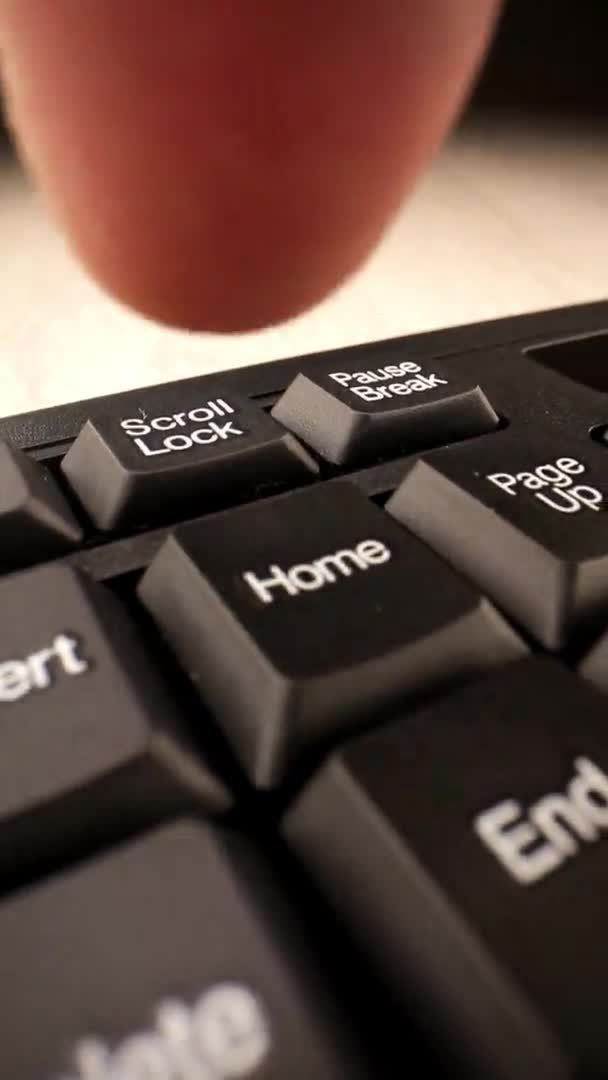 Dedo da pessoa pressiona botão home no teclado do computador preto — Vídeo de Stock