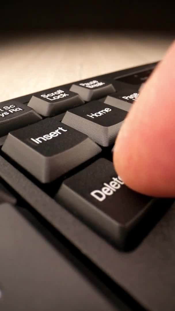 Trillende persoon vinger drukt op delete knop op toetsenbord — Stockvideo