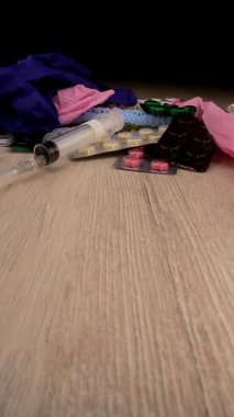 Mavi steril eldivenli bilim adamı masaya aşı koydu