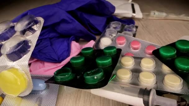 Medicul pune flacon cu lichid pe masă împotriva pastilelor — Videoclip de stoc