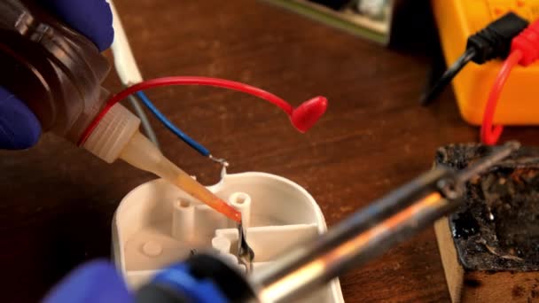 Électricien applique le flux sur les fils de rallonge et les soudures — Video