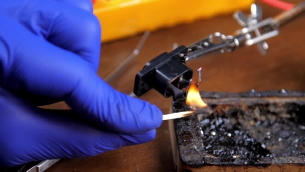 Eletricista em luvas estéreis azuis se move queimando jogo — Vídeo de Stock