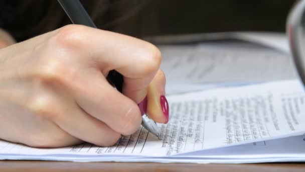 Kalem tutan mali rapor formunu sekreter dolduruyor — Stok video